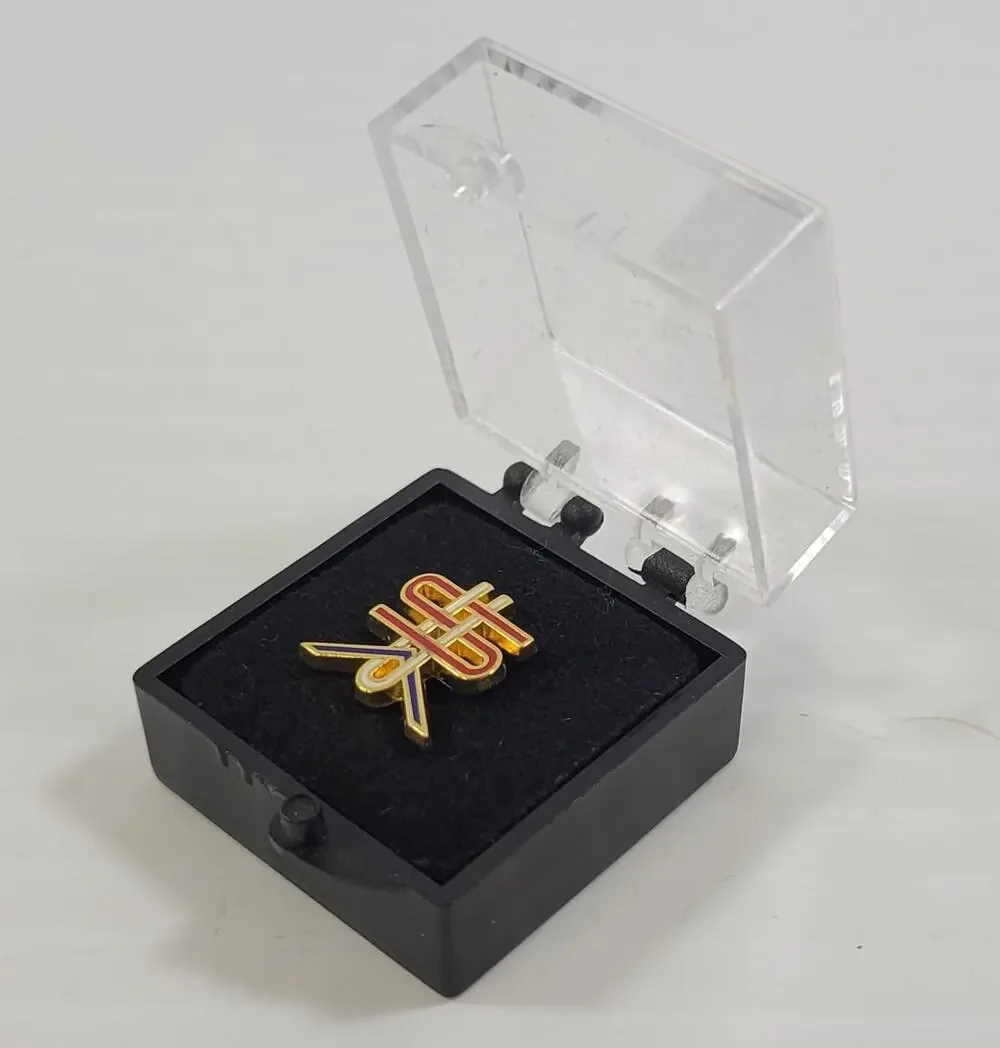 *B9) 2018 Michael Bierut Men's Vogue Magazine Politically Neutral USA Lapel Pin